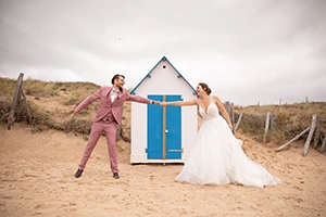 mariés devant cabane de plage