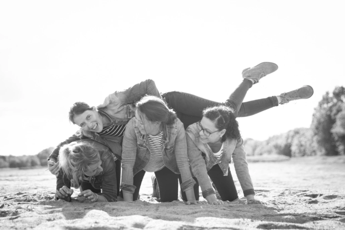 les filles font la pyramide humaine à un evjf