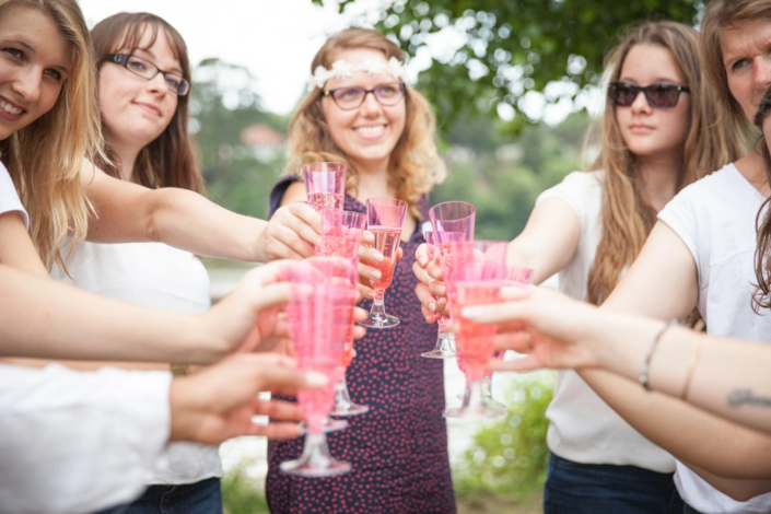 les filles trinquent avec la future mariée