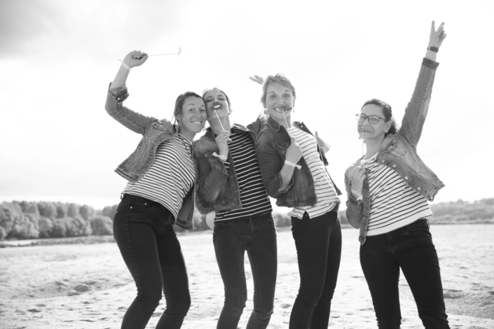 filles adopte la moustache à un evjf