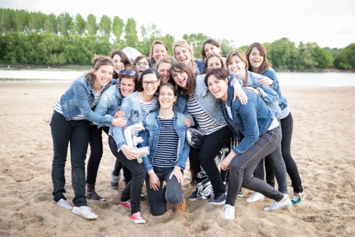 groupe de filles autour de la future mariée