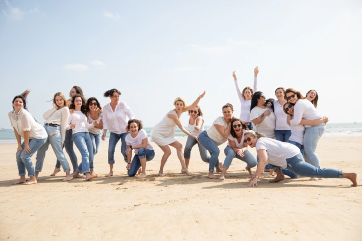 groupe de fille s'amuse sur la plage