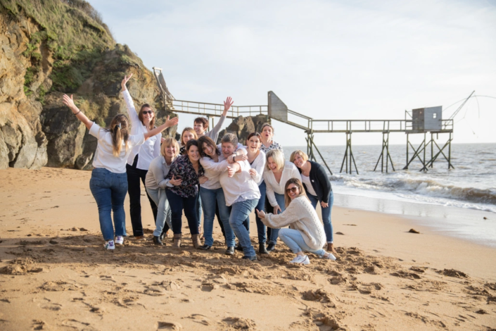 filles en groupe sur la plage pour un evjf