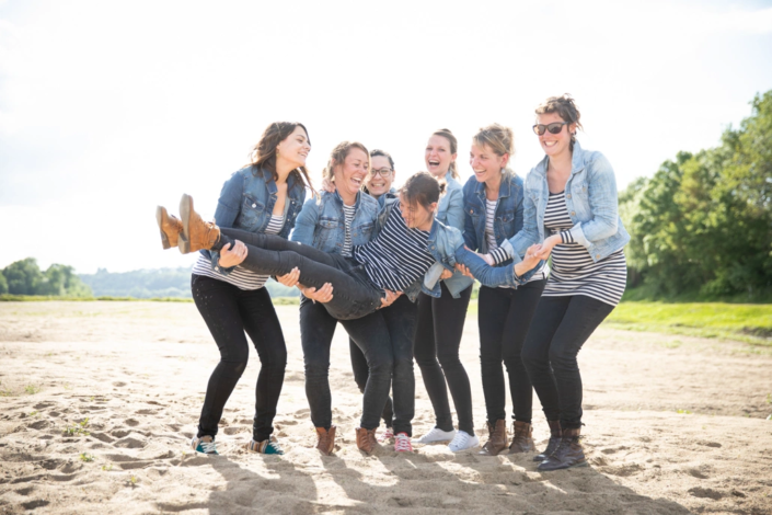 les filles portent la future mariée