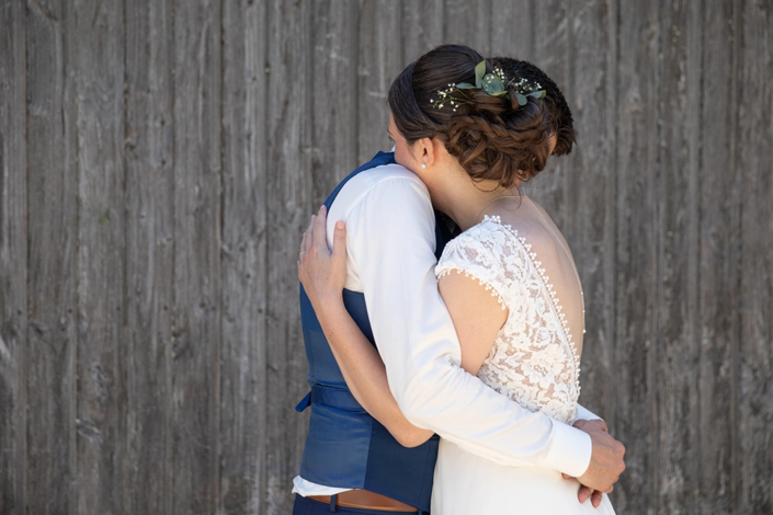 couple de marié enlacé