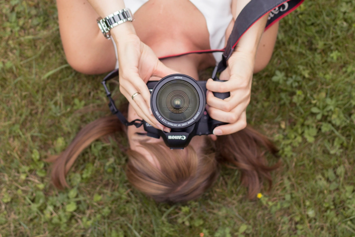 photographe prenant une photo vue de face