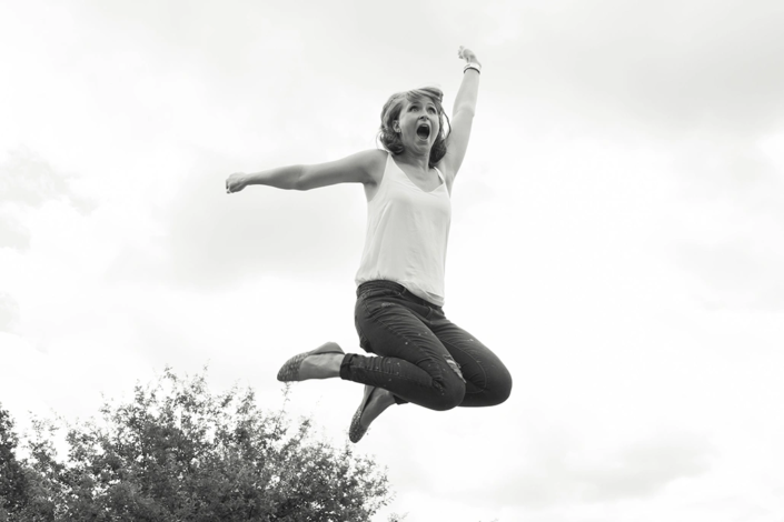 femme sautant en l'air