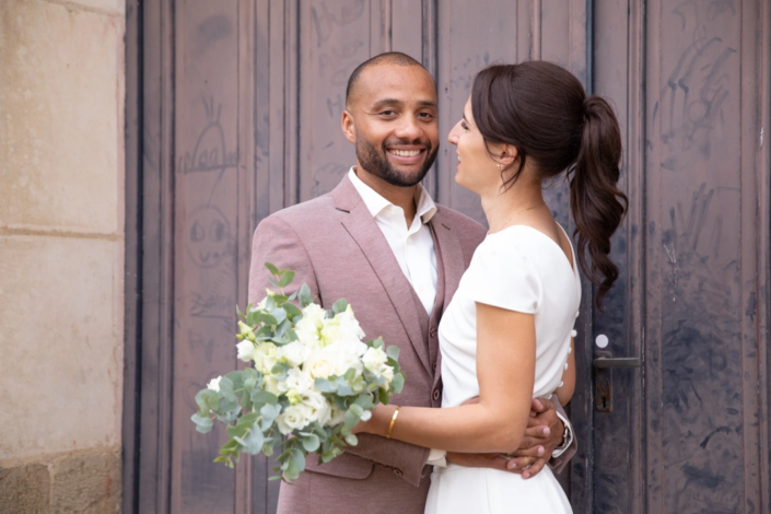 mariés avec le bouquet de la mariée