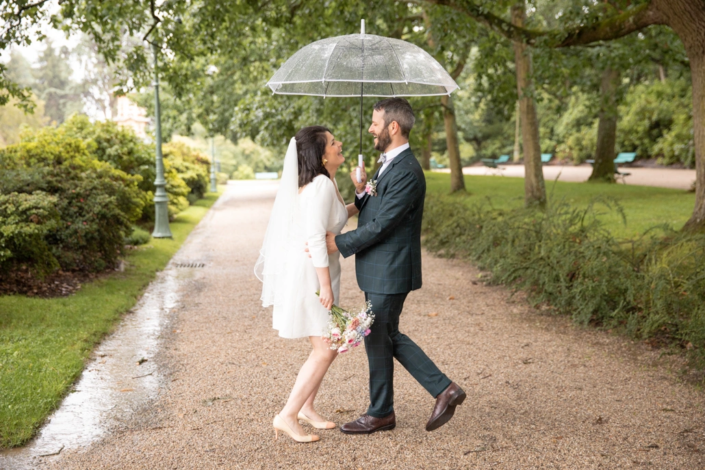 mariés sous un parapluie