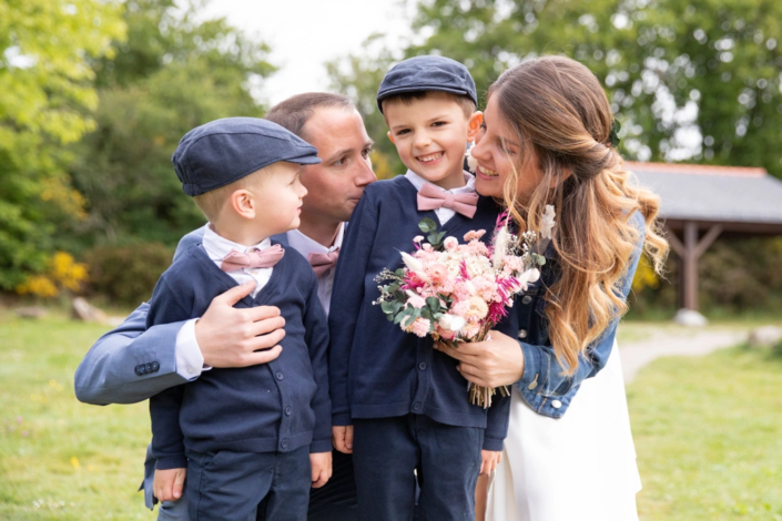 mariés avec leurs enfant sen costumes