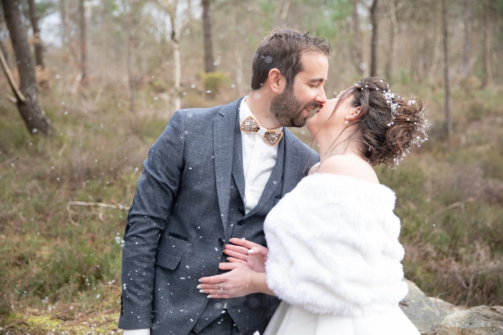 couple s'embrasse dans la nature