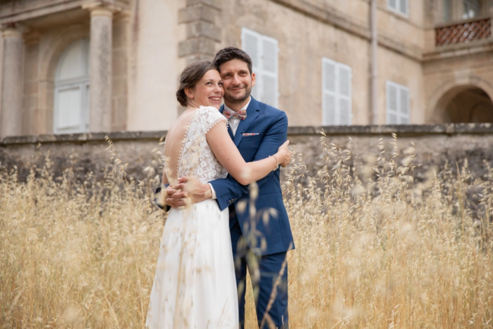 couple enlacé en séance d'après mariage