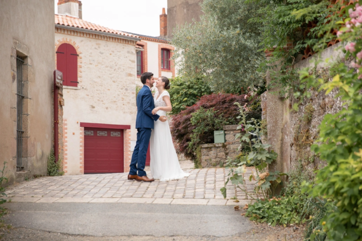 mariés dans une petite ruelle