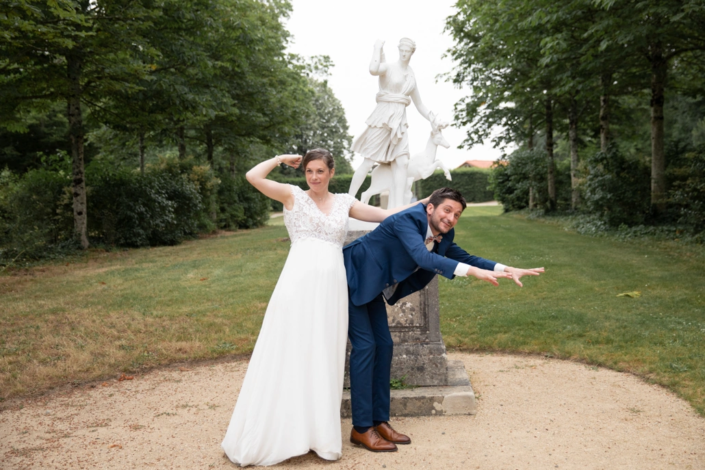 mariés s'amusant dans un parc