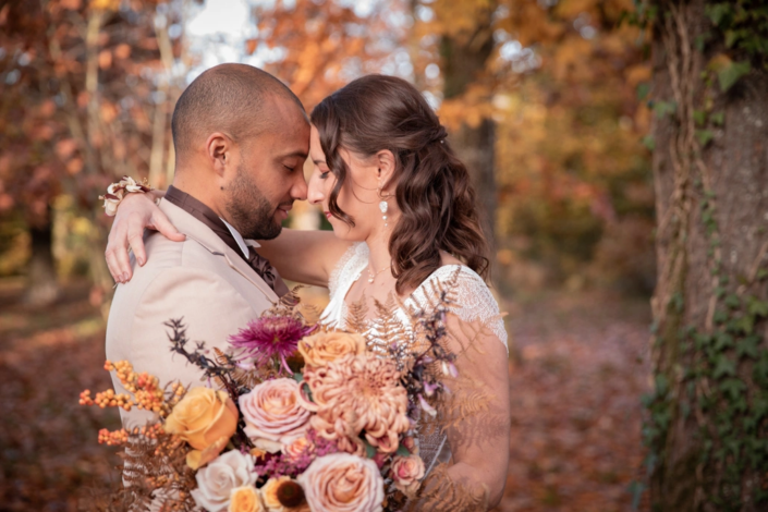 mariés complices dans une forêt d'automne