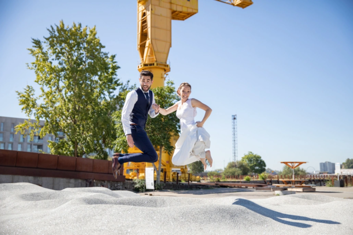 mariés dans les trampolines de On va marcher sur la lune à Nantes