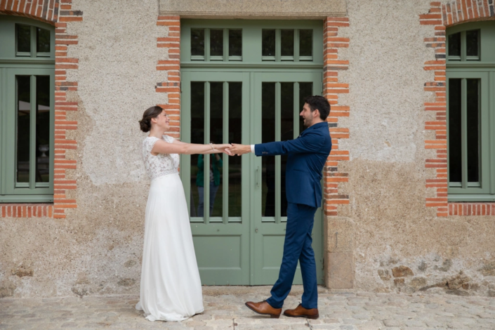 mariés se tenant par les mains en séance d'après