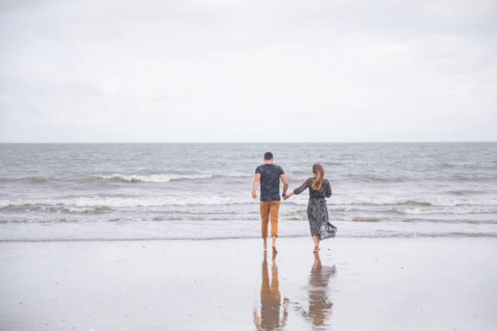 couple de dos au bord de l'eau