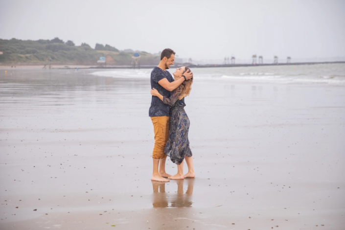 couple sur la plage en séance d'engagement