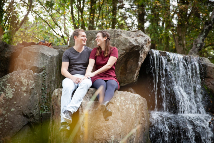 couple heureux au bord d'une petite cascade