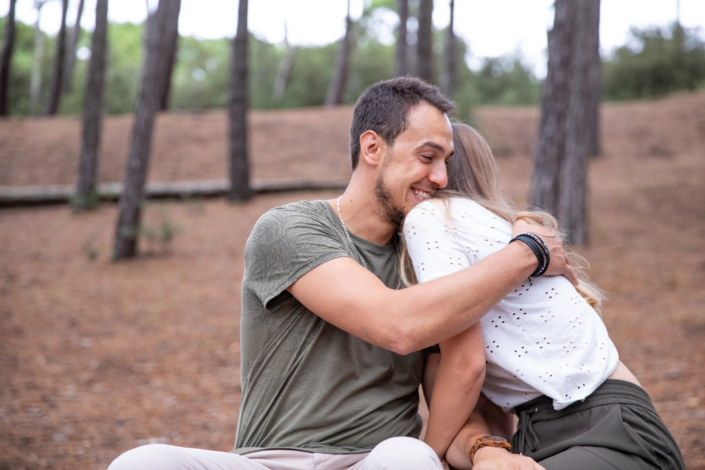 futurs mariés joyeux en séance d'engagement