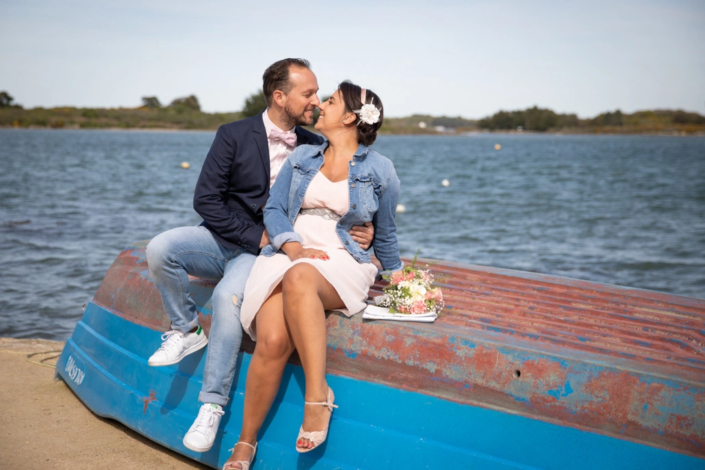 futurs mariés heureux assis sur une barque