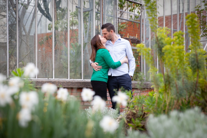futurs mariés s'embrassent au jardin des plantes à Nantes