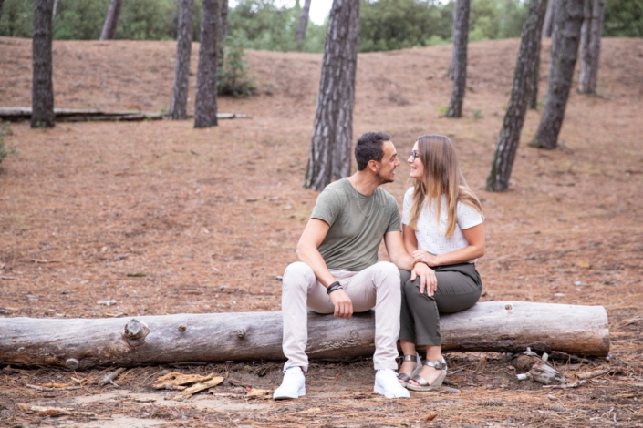 couple assis sur un tronc en séance d'engagement