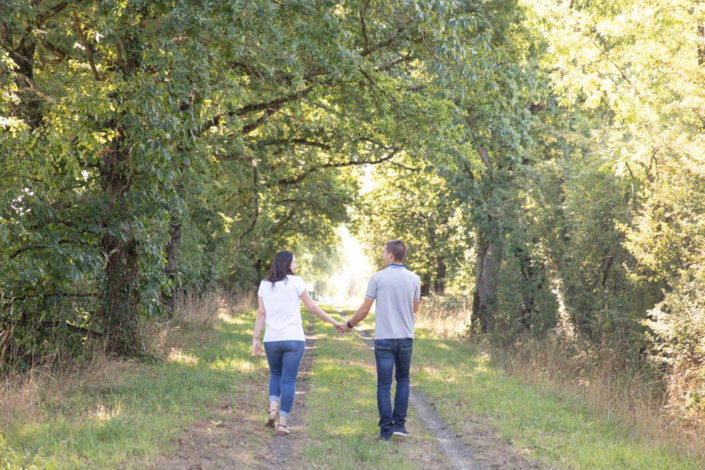 couple marchant dans la forêt