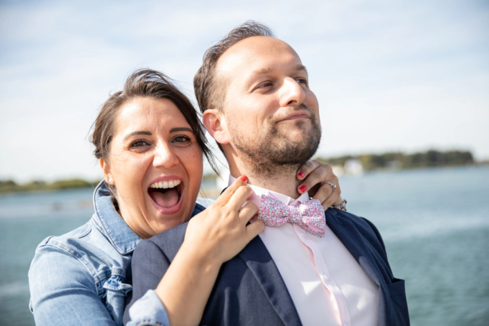 gros plan sur un couple souriant en séance d'engagement