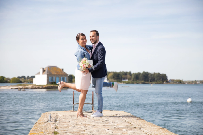 couple posant sur un quai