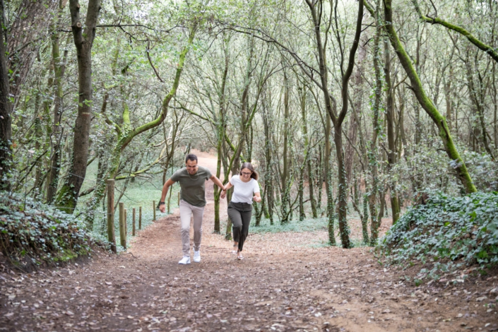 couple courant dans la forêt