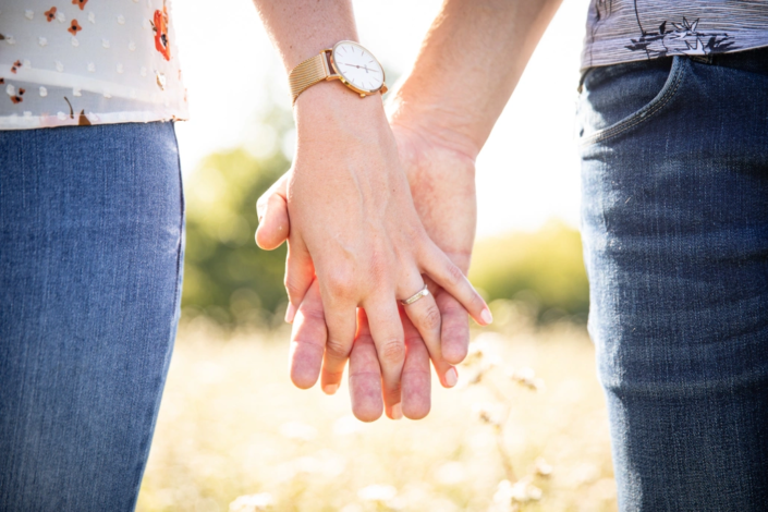 zoom sur les mains enlacées d'un couple